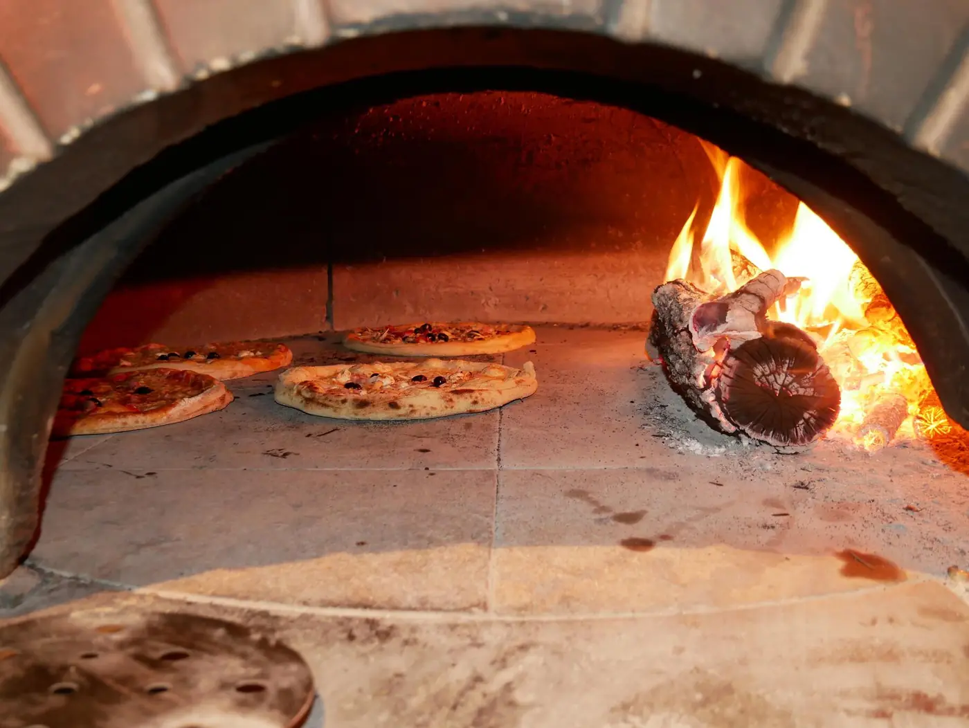 Pizzas dans le four à bois
