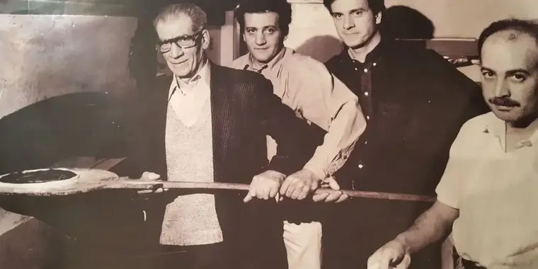 Giuseppe Malta et ses pizzaiolos devant le four
